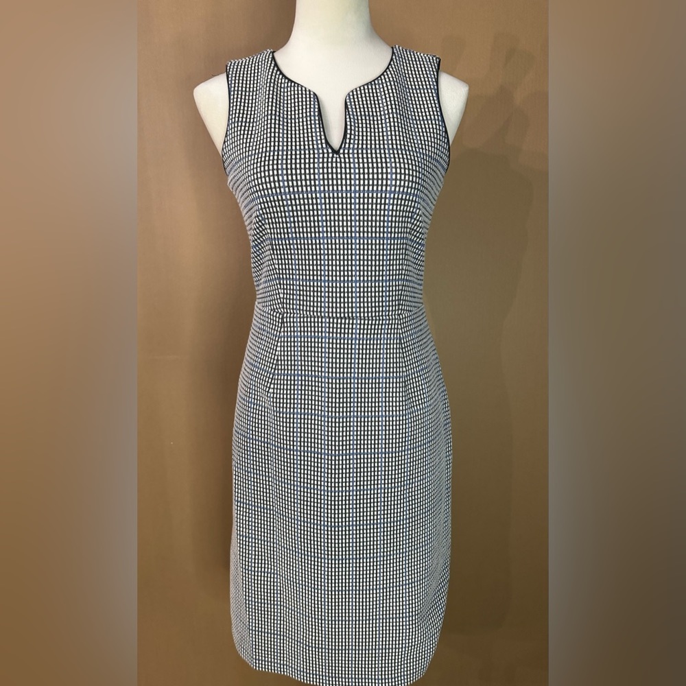 Ann Taylor Sleeveless Tweed Flare Dress V Neck Size 0 Back zipper closure